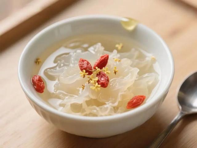 白露放大镜润肺防燥银耳羹特写