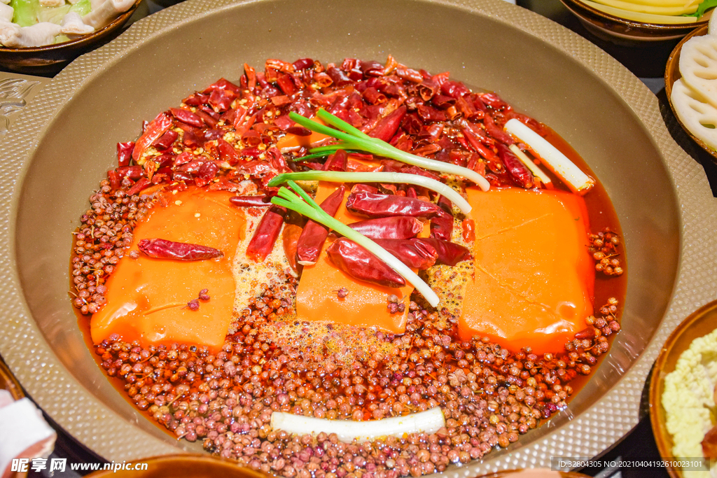 犇犇蜀火锅牛油锅底沸腾特写
