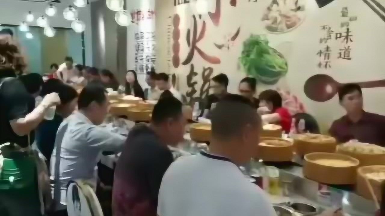 犇犇蜀火锅排队等位区现场情况
