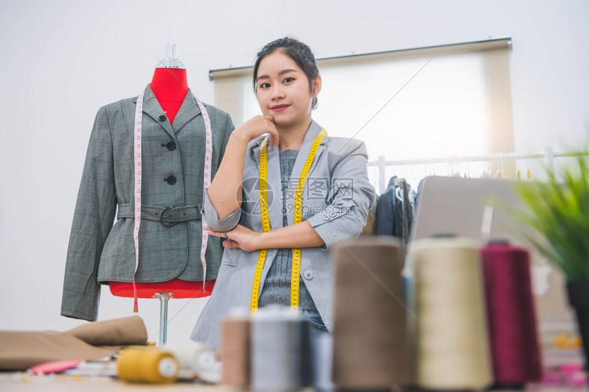 女造型师工作现场为客户设计形象