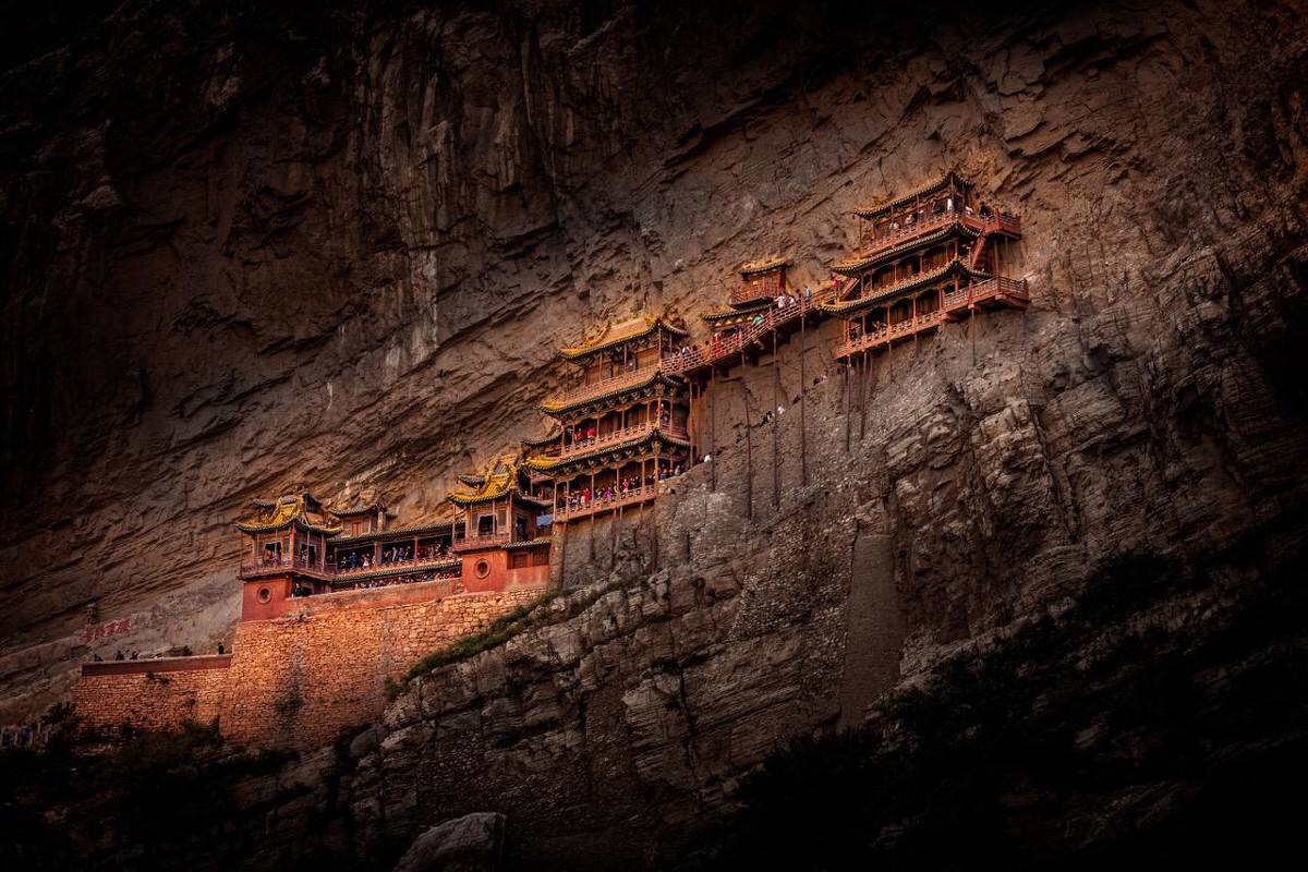 看大同悬空寺悬崖建筑近景图