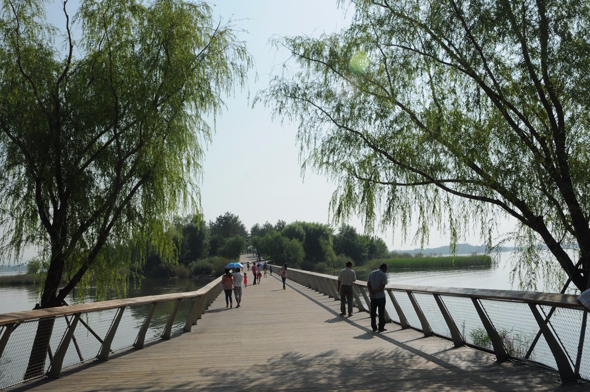 看大同文瀛湖公园休闲游玩场景图