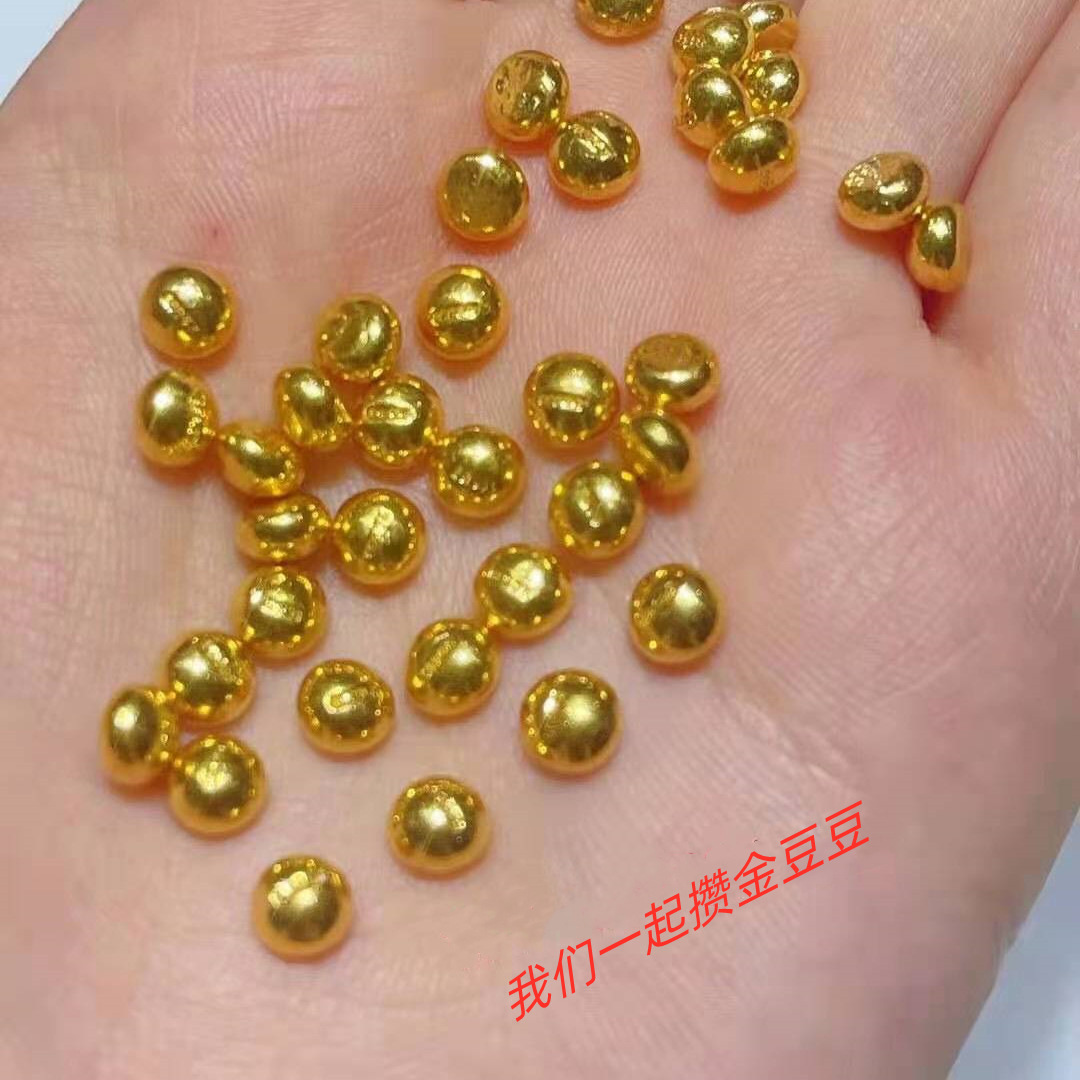 一克金豆和金饰摆在一起图