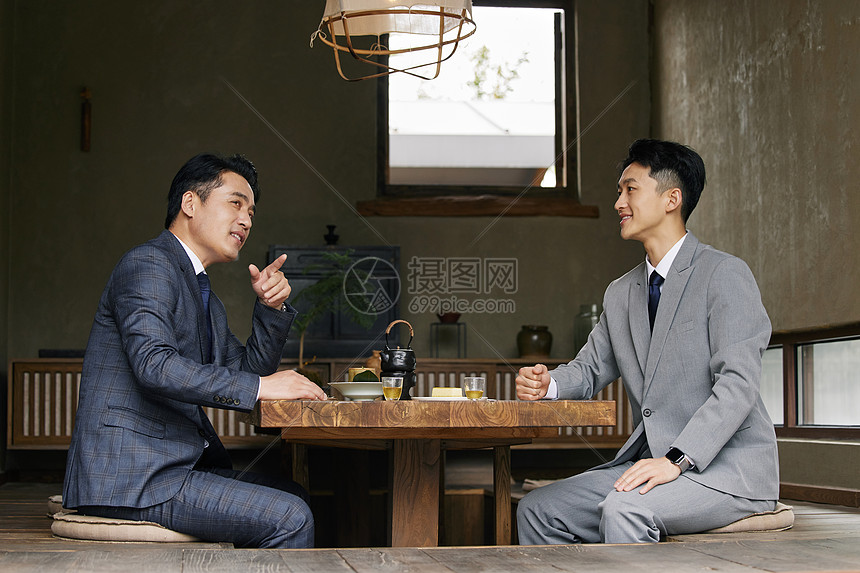 温州人饭桌谈生意场景