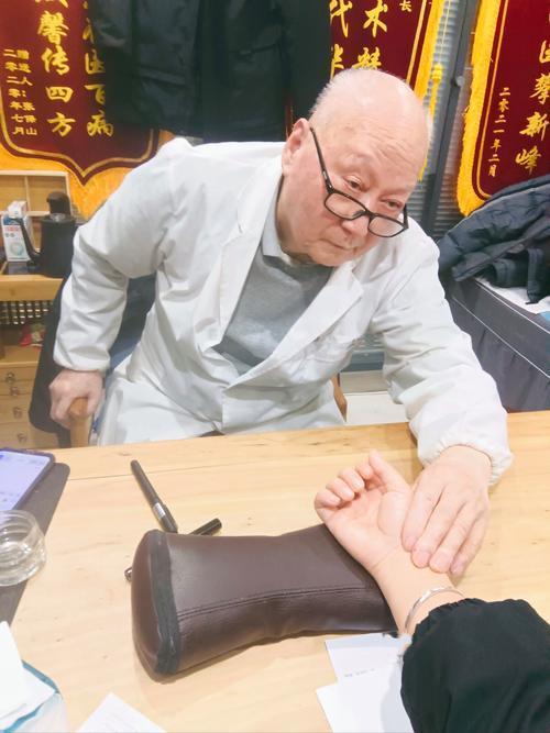 那年我接手了爷爷的医馆 爷爷教医术 药材称重场景