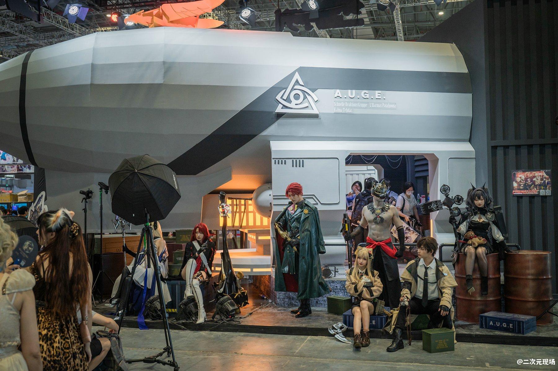 漫展模拟器摊位布置与Coser互动场景