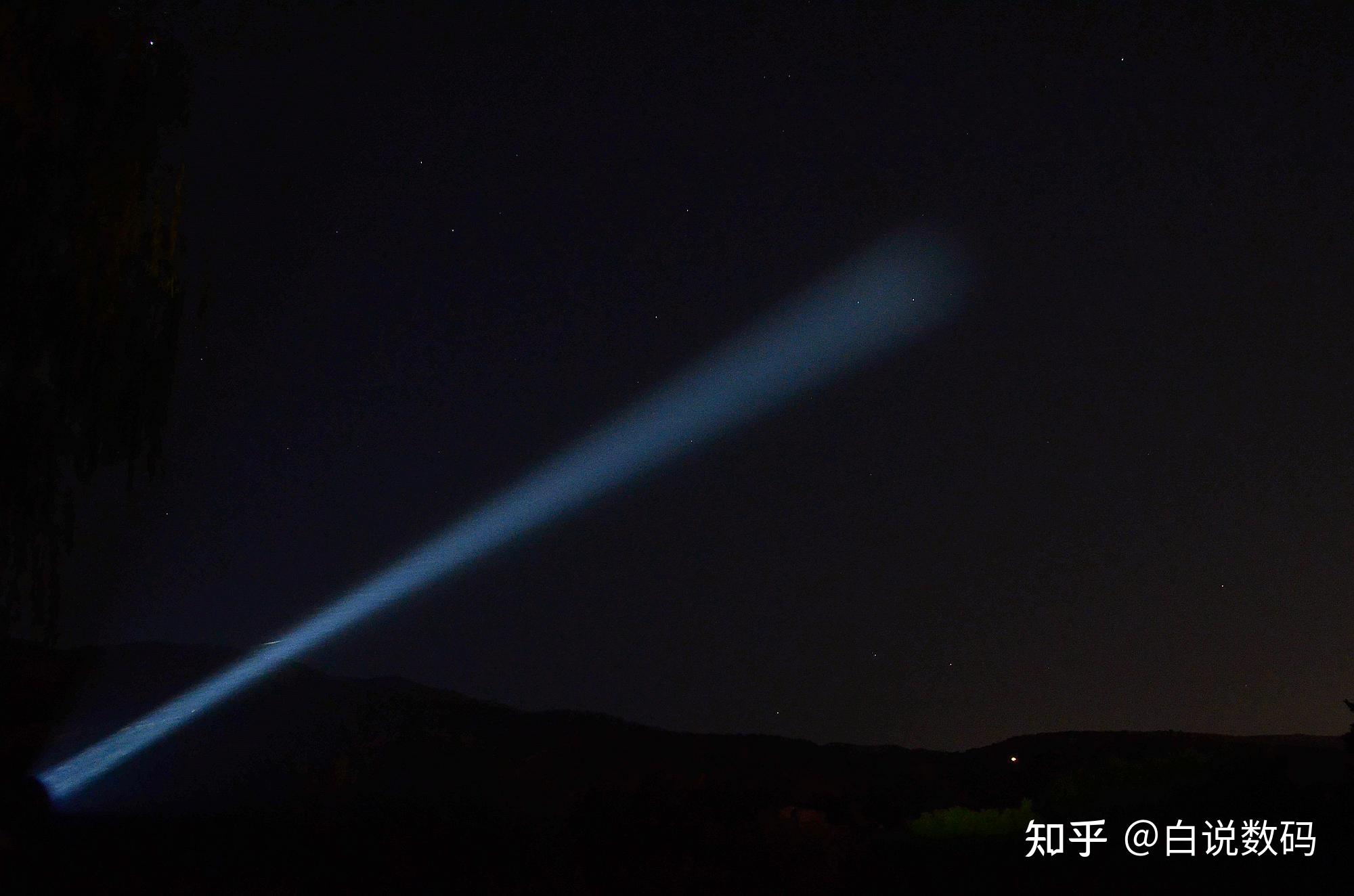 黑科技手电筒户外夜间远射光柱实拍效果
