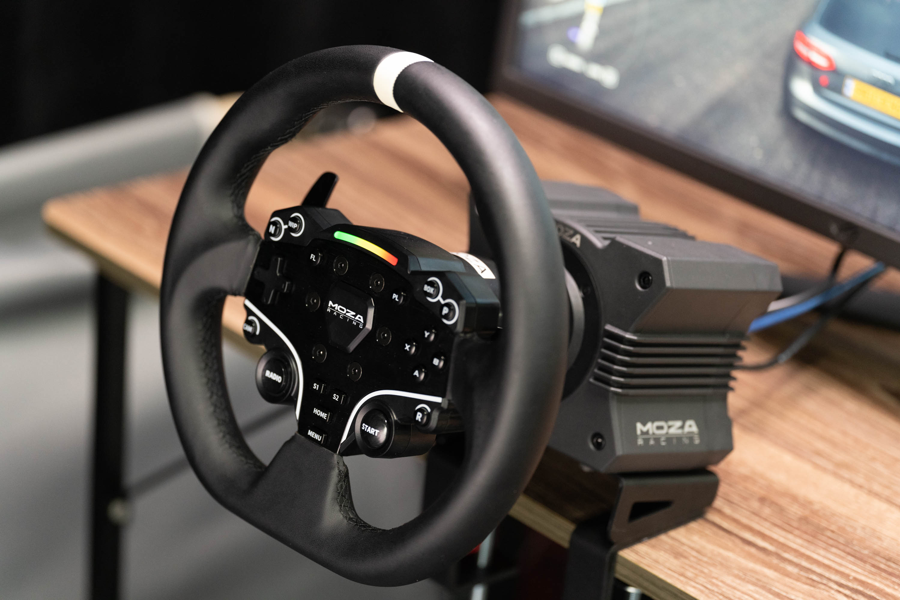 MOZA Racing方向盘实际游玩场景图 玩家使用中