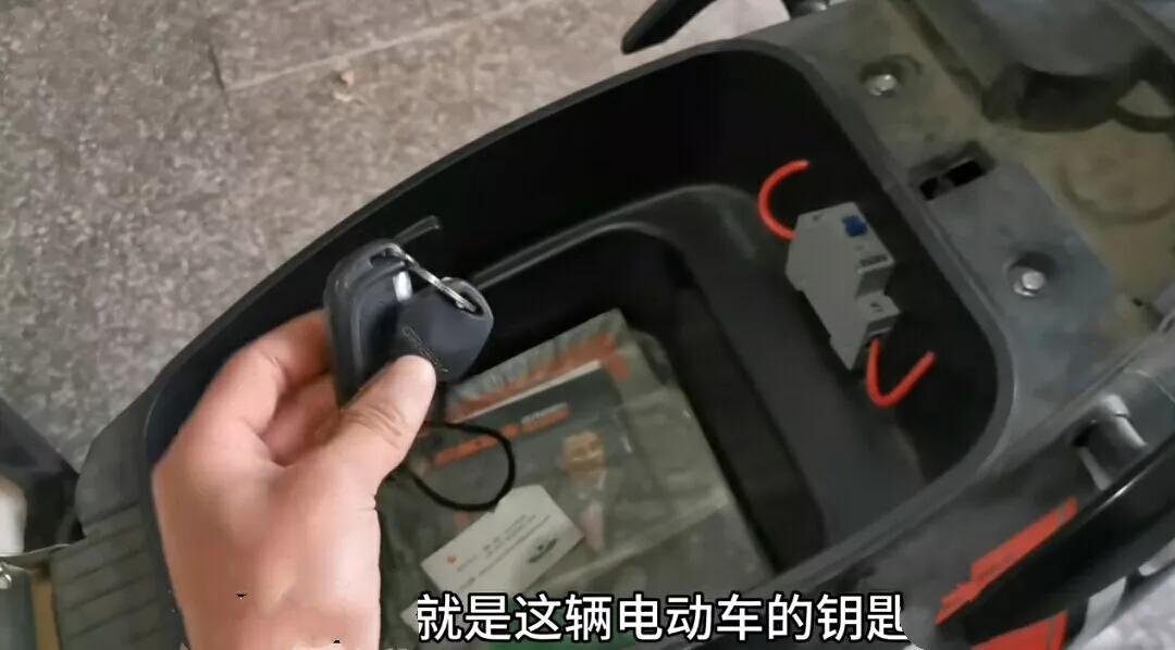 派电出行电动车后座打开方法图解