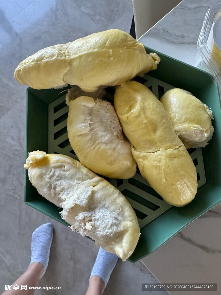 榴连百宝箱搭配榴莲果肉成品展示